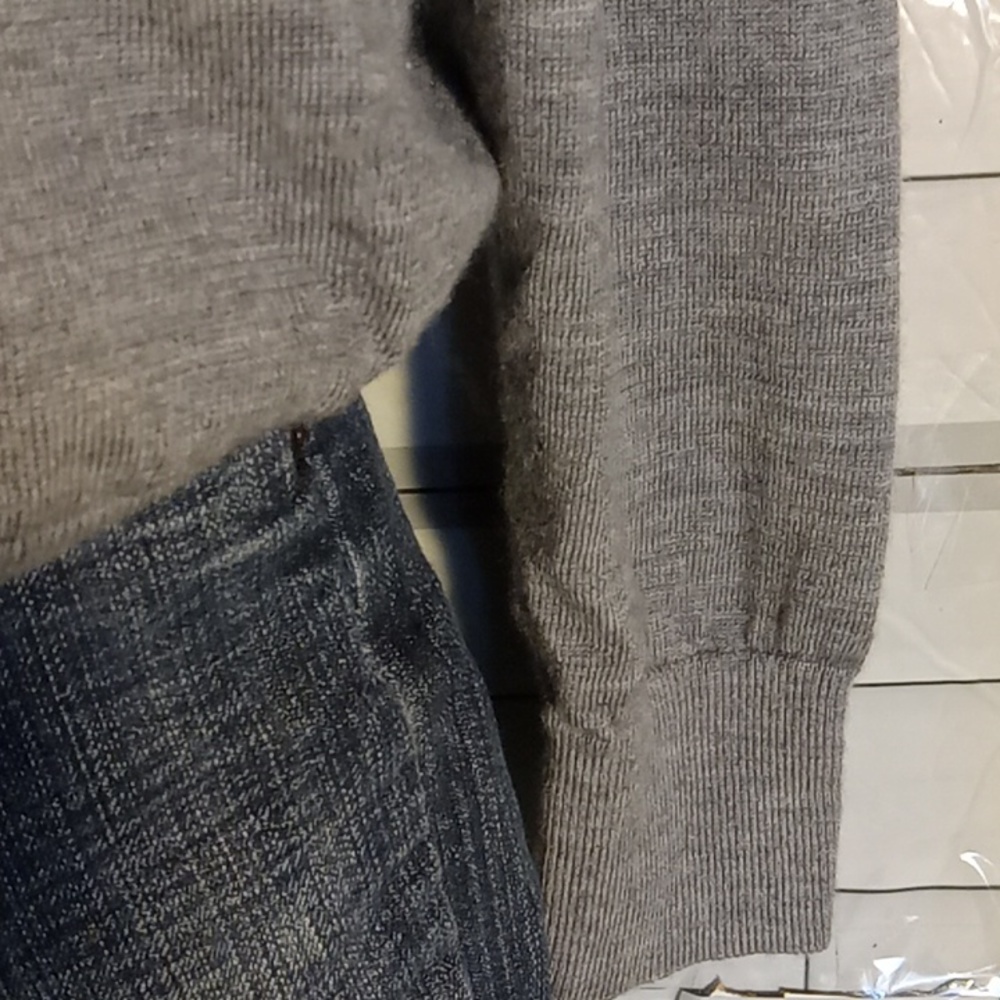 Banana Republic gray merino wool sweater Size Medium - Picture 6 of 8